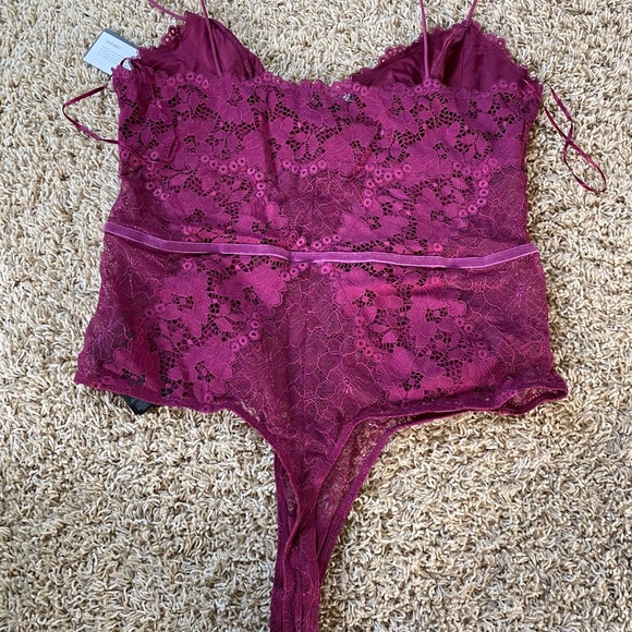 New! Guess lace v neck bodysuit plum - Picture 3 of 6